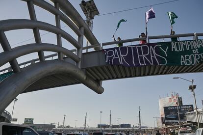 Un grupo de activistas del grupo de acompañantas de Tijuana, las Bloodys, extienden una pancarta por el Día de Acción Global por un aborto legal y seguro, en Tijuana, México.