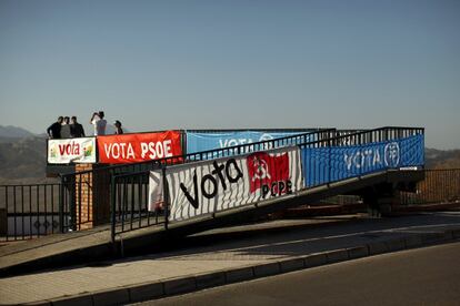 Un grupo de personas se hacen una fotografía en un puente decorado con pancartas electorales en Ronda. 