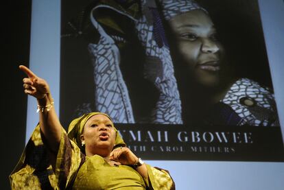 La activista liberiana, Leymah Gbowee, pronunciando un discurso en la escuela de negocios de Columbio después de anunciarse que es una de las tres galardonadas con el Nobel de la Paz 2011.