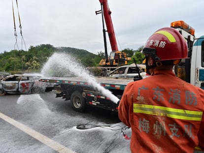 Varios muertos tras hundirse un tramo de una autopista en China