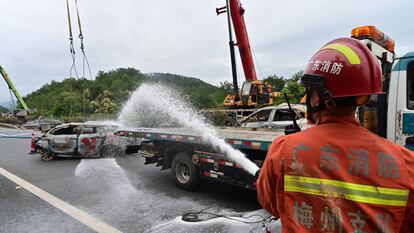 Un bombero trabaja en el lugar de un derrumbe en la provincia de Cantón, en el sur de China.