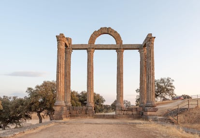 Los Mármoles (Bohonal de Ibor, Cáceres). Los Mármoles es como llaman al templo romano de Augustobriga, el cual se sacó de la población de Talavera la Vieja en 1963, poco antes de que se tragaran a esta las aguas del embalse de Valdecañas, en cuya orilla hoy se recorta solitario y fantasmal. Y precioso, sobre todo al amanecer, cuando el sol naciente dora sus sillares. Pese a su nombre, no es de mármol, sino de granito. ¿Y cuando baja el nivel del Tajo represado, se ve algo más de aquella población bimilenaria? No mucho, porque fue dinamitada.