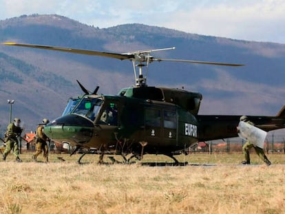 Entrenamiento de la fuerza de la UE desplegada en Bosnia, en marzo en el campamento de Butmir.