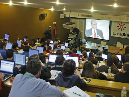 Los periodistas siguieron el debate en Canal Sur de los cuatro candidatos la noche del martes