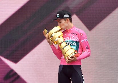 Hindley, con el trofeo de ganador del Giro en el podio.