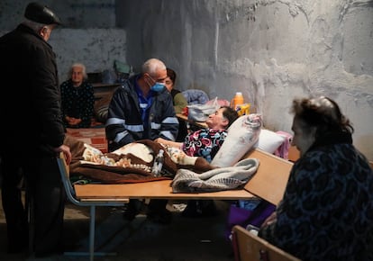 Un sanitario atiende a una mujer en un refugio antiaéreo de Stepanakert, capital del Alto Karabaj, el jueves.
