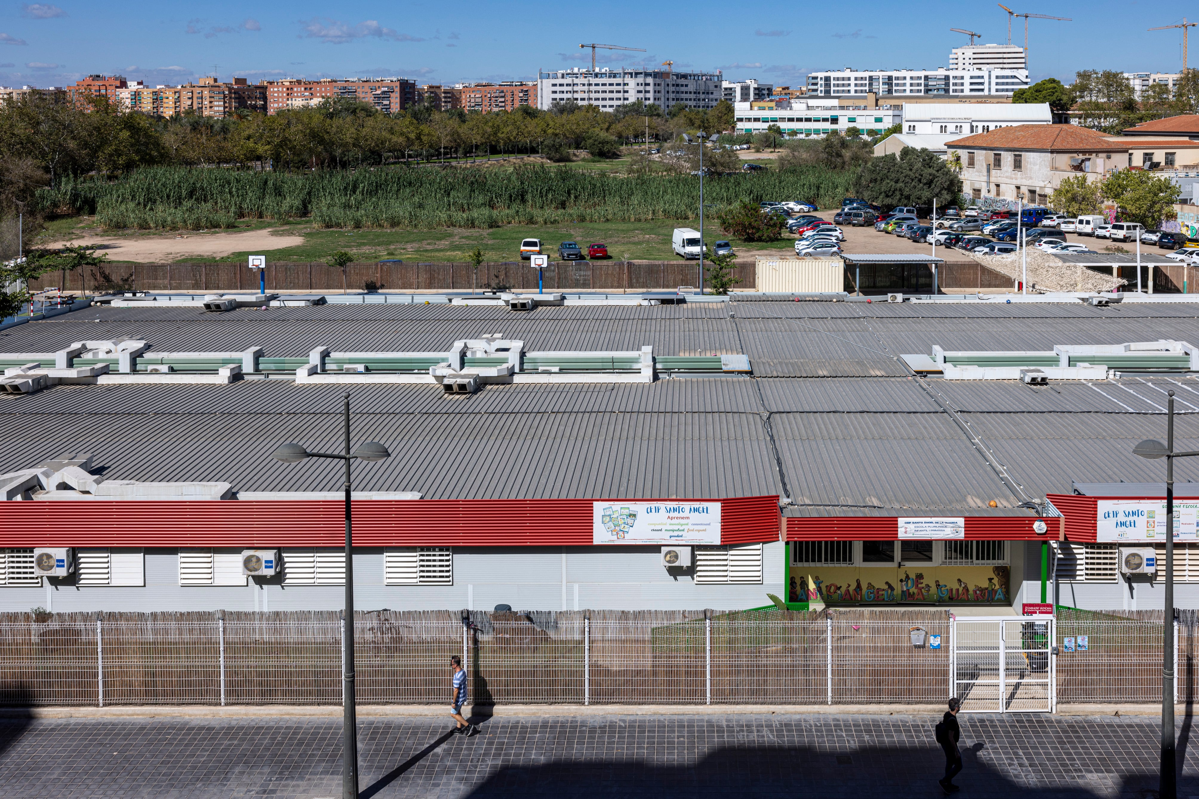 Los últimos vestigios de los barracones valencianos: “Mis hijos han cursado toda primaria en un centro prefabricado”