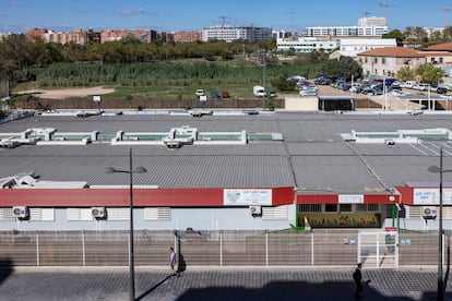 Vista aérea del CEIP Santo Ángel de la Guarda, en Valencia, cuyos alumnos esperan la construcción del nuevo centro desde enero de 2018, este jueves.