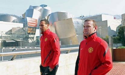 Dos jugadores del Manchester caminan junto al Guggenheim