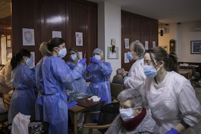 Un equipo de sanitarios vacunan a residentes en el centro geriátrico Gravi, en Polinyà.