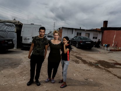 Cristián, su madre Agustina, y su hermana Rubi, en los alrededores de su casa de Cañada Real (Madrid).