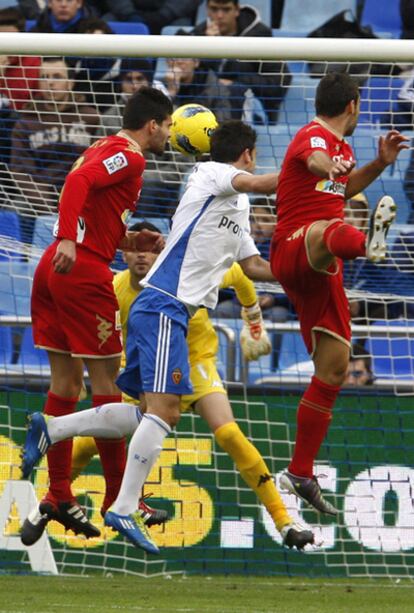 Postiga remata durante el partido