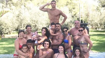 Cristiano Ronaldo y su familia durante sus vacaciones en Ibiza.