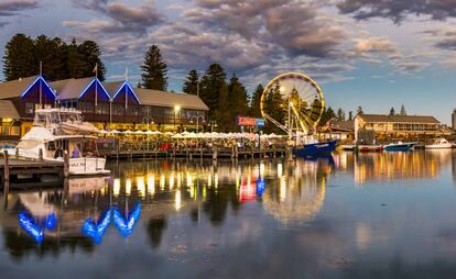 Restaurantes junto al agua en Fremantle, cerca de Perth, en Australia Occidental.