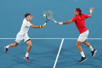 Feliciano López y Pablo Carreño, en una acción del partido de dobles, frente a los serbios Djokovic y Troicki. 