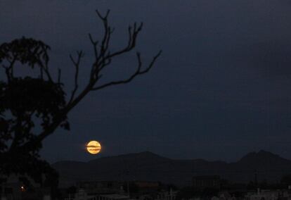 Los espectadores que podrán verlo en directo son aquellos que vivan en el Pacífico y la costa este de Estados Unidos, En la imagen, final del eclipse lunar visto en Ciudad Juárez (México), el 8 de octubre de 2014.