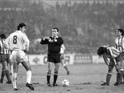 El árbitro José María Enríquez Negreira, en un partido entre Real Madrid y Atlético en 1990.