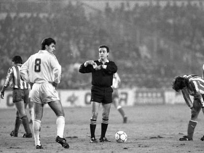 El árbitro José María Enríquez Negreira durante un partido entre el Real Madrid y el Atlético de Madrid.