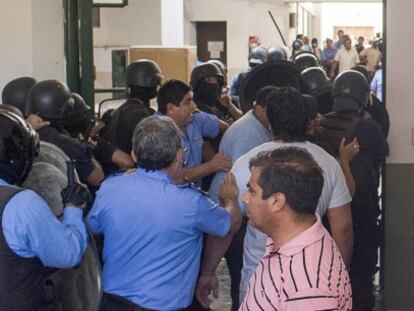 Policiais em greve entram no edifício do governo em Catamarca (noroeste da Argentina).