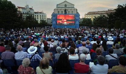 El público se reúne en la Plaza de Oriente para asistir a la versión de 