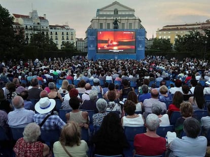 El público se reúne en la Plaza de Oriente para asistir a la versión de 