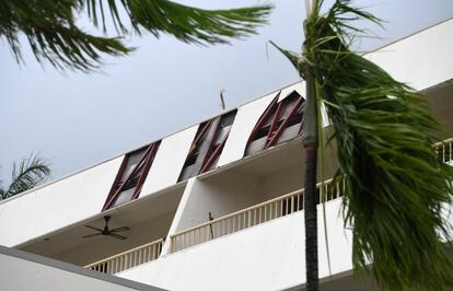 La Oficina de Meteorología (BOM) ha alertado de que 'Debbie' será el peor ciclón que afecta al país desde 2011. En la imagen, daños causados a la estructura de un hotel en Airlie Beach, en Queensland (Australia), el 28 de marzo de 2017.