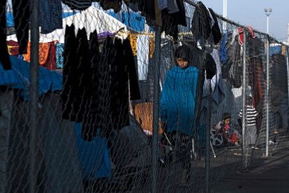 Una niña camina en un campamento improvisado de solicitantes de asilo y refugiados en el cruce fronterizo El Chaparral, en Tijuana, (Baja California), el 6 de diciembre de 2021. Estados Unidos reactivó el programa Protocolo de Protección al Migrante (MPP), también conocido como “Quédate en México”, el 6 de diciembre.