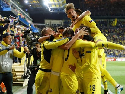 Los jugadores del Villarreal celebran el gol de Adrián.