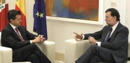 El presidente del gobierno español, Mariano Rajoy, (d), conversa con el presidente electo de México, ( Enrique Pena Nieto, (i) durante una entrevista, hoy, en el Palacio de La Moncloa, en Madrid.