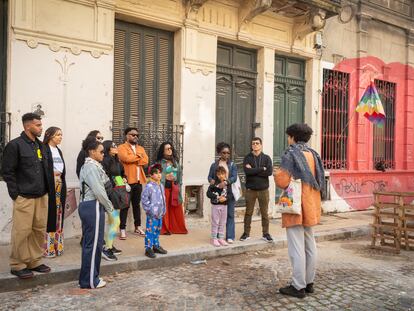 Julia Cohen Ribeiro da una explicación mientras recorre el barrio de San Telmo en Buenos Aires (Argentina).