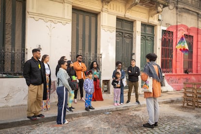 Julia Cohen Ribeiro da una explicación mientras recorre el barrio de San Telmo en Buenos Aires (Argentina).