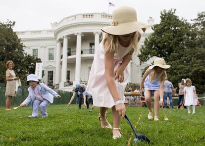 Niños participan en la carrera de huevos de Pascua durante la celebración en los jardines de la residencia presidencial.