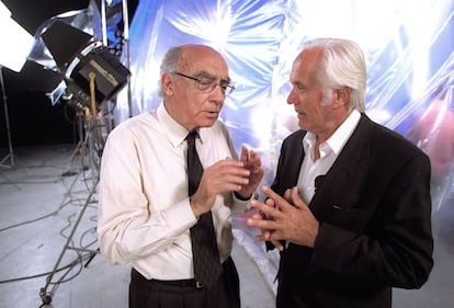 El escritor José Saramago (i) y el actor Federico Luppi (d) durante el rodaje de la película 'La balsa de piedra', dirigida por George Sluizer.