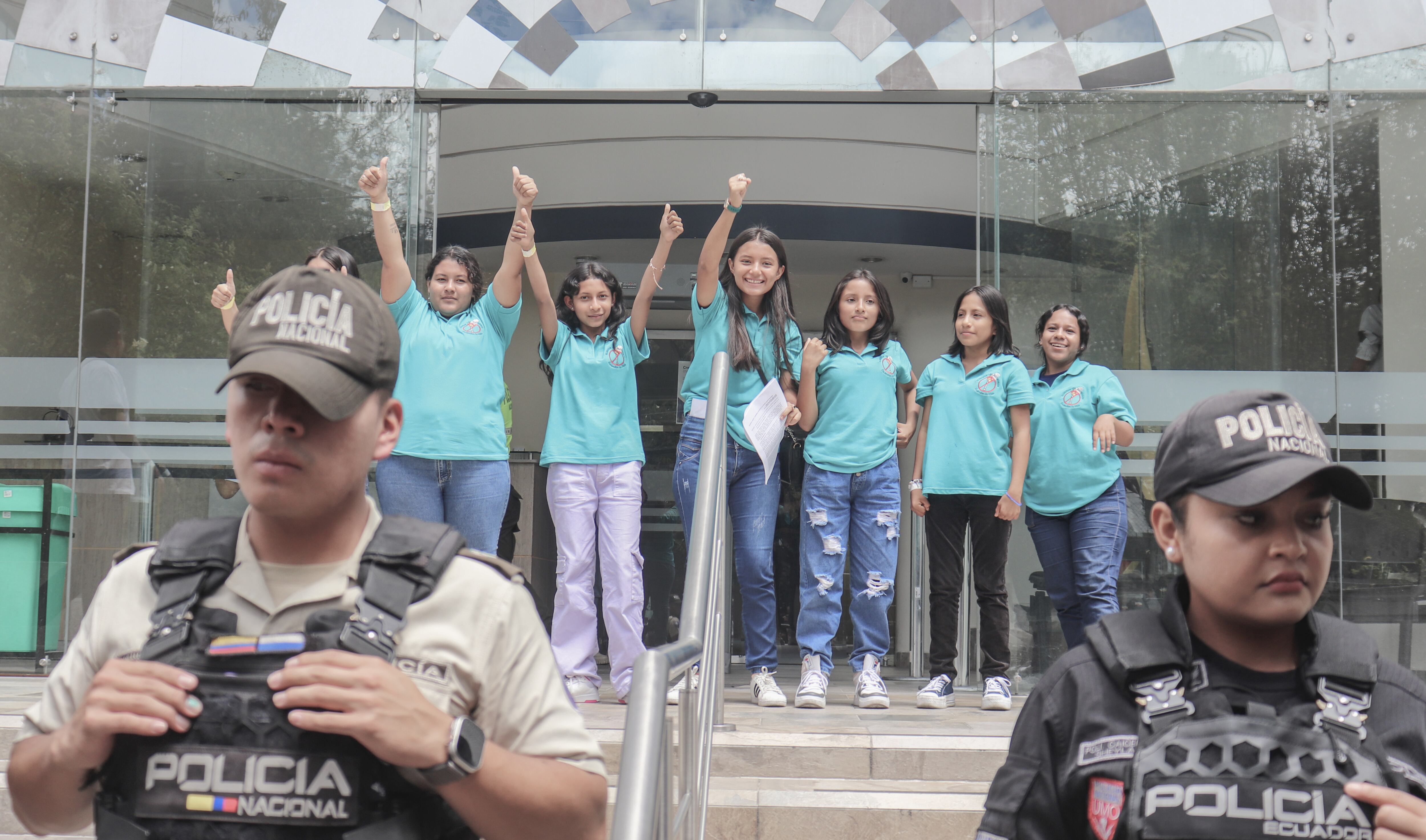 Jamileth, Leonela Moncayo, Rosa Valladolid, Skarlett Naranjo, Kerly Herrera, Denisse Núñez, Dannya Bravo, Mishell Mora  y Jeyner Tejena viajaron de Sucumbíos a Quito para realizar un plantón frente a la Corte Constitucional. 