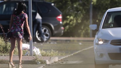 Una prostituta en la colonia Marconi, en Madrid.