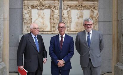 José Pedro Pérez-Llorca (izquierda), el ministro de Cultura, José Guirao, y Miguel Falomir, director del Prado, en la presentación de los actos del bicentenario del museo, el pasado septiembre.