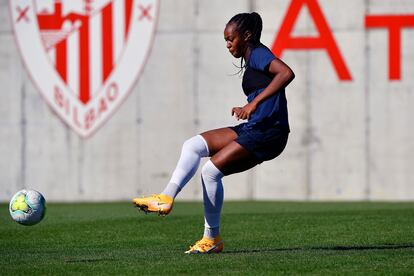 Marie Antoinette Katoto, en un entrenamiento del PSG en las instalaciones del Athletic.