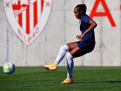 Marie Antoinette Katoto, en un entrenamiento del PSG en las instalaciones del Athletic.