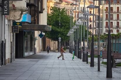 Varias personas en la avenida Carlos III de Pamplona un día después de que el Gobierno anunciara las medidas de desescalada por la pandemia del coronavirus.