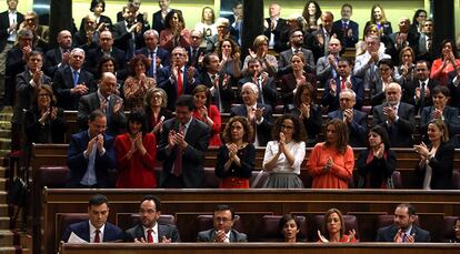Pedro Sánchez, es aplaudido por su grupo parlamentario, tras su intervención en el Congreso de los Diputados.
