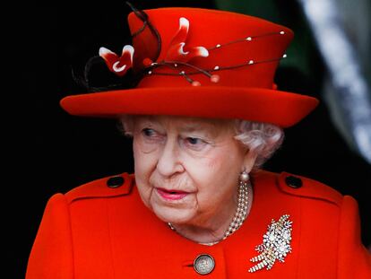 La Reina de Inglaterra despide a la marca que le hacía los sujetadores por hablar de ella en un libro