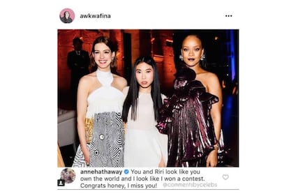 Aquí, de nuevo la actriz Anne Hathaway (EE.UU., 1982) haciendo de las suyas. La rapera Awkwafina (EE.UU., 1989) compartió esta imagen junto a ella y la cantante Rihanna (Barbados, 1988), y a Hathaway algo le chirrió un poco: “Riri y tú parecéis las dueñas del mundo, y yo tengo aspecto de haber ganado un concurso”. Las tres mujeres protagonizan la película ‘Ocean’s 8’, la más reciente de la famosa saga que se estrenó en España en julio. Un rodaje en el que ha habido bastante buen rollo, tal como le contó hace poco Hathaway a la presentadora Ellen DeGeneres. Por lo visto, la actriz, que ha sido madre recientemente, sentía algo de inseguridad con respecto a su cuerpo al haber ganado peso, y el resto del reparto femenino no escatimó en piropos.