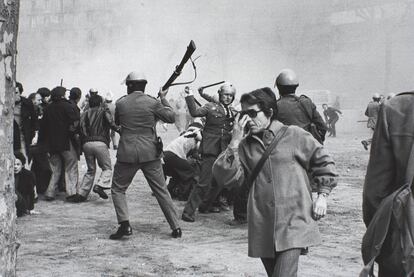 Manifestaciones del 1 de febrero de 1976 en Barcelona. Convocatoria por la «libertad, amnistía, estatuto de autonomía». Concentración en la calle Consell de Cent . 1976 (tirajes 2003 y 2004). Gelatina de plata.