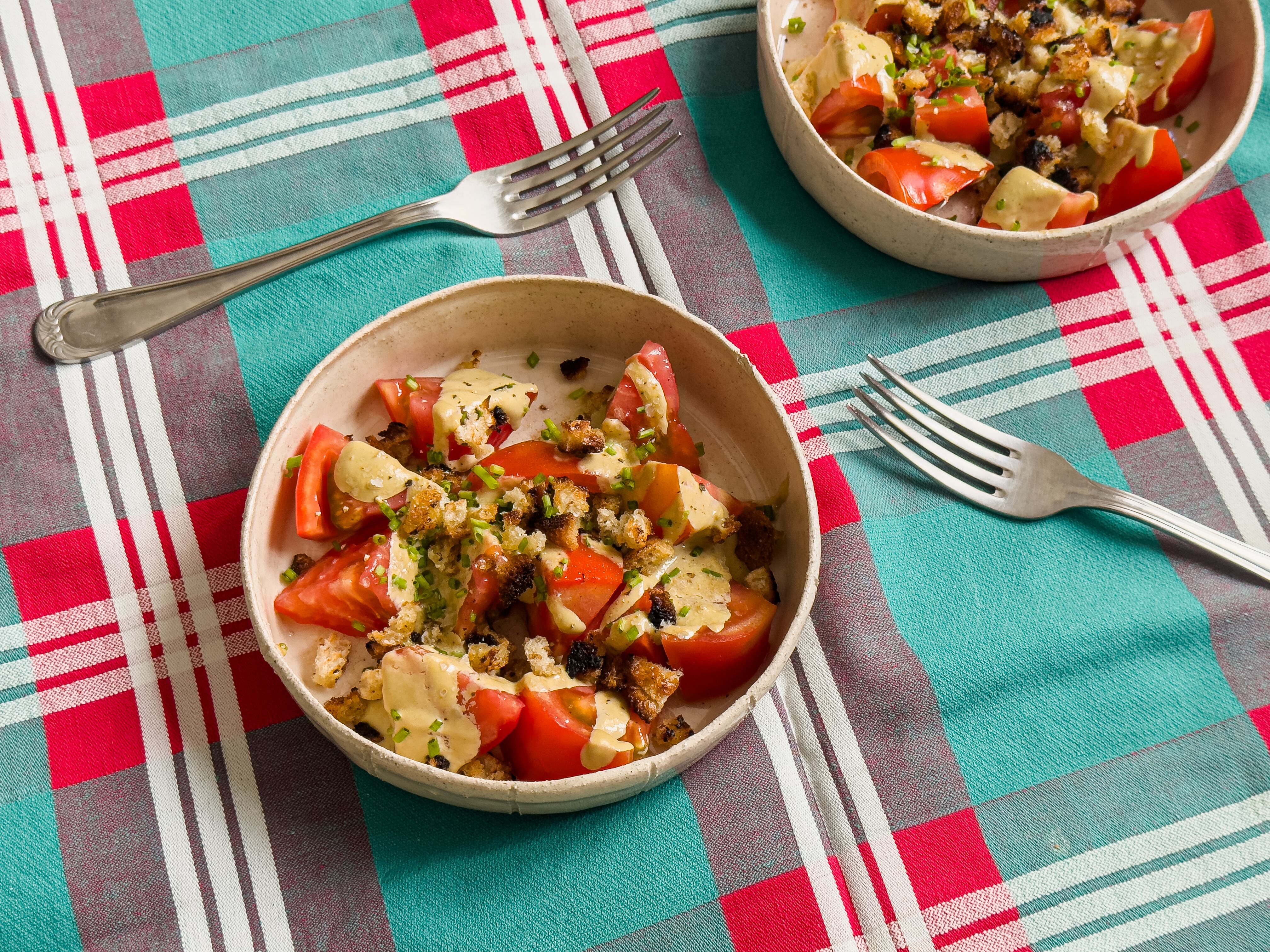 Tomate con salsa de sardinas, picatostes y alcaparras