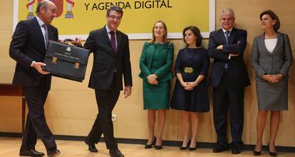 Álvaro Nadal recibe la cartera de manos de Luis de Guindos.