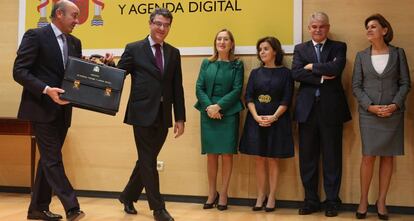 &Aacute;lvaro Nadal recibe la cartera de manos de Luis de Guindos. 