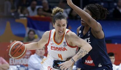 Laura Nicholls, ante Endene Miyem, en la final del Eurobasket.