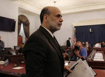 El presidente de la Reserva Federal de EE UU, Ben Bernanke, al terminar su comparecencia ante el Comité de Presupuesto de la Cámara de Representantes de EE UU