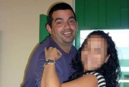 Aníbal Reyes Selva bailando con una amiga.
