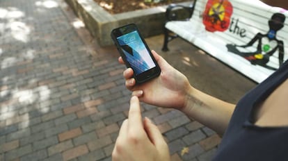 Una mujer utiliza un tel&eacute;fono m&oacute;vil. 